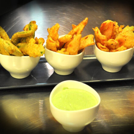 Verduras mini en tempura con mayonesa de espinacas