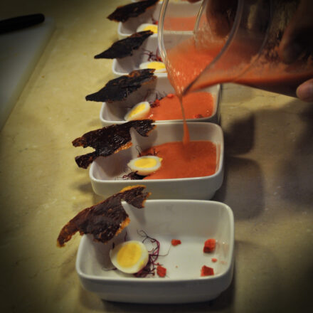 Salmorejo de fresas con crujiente de jamón