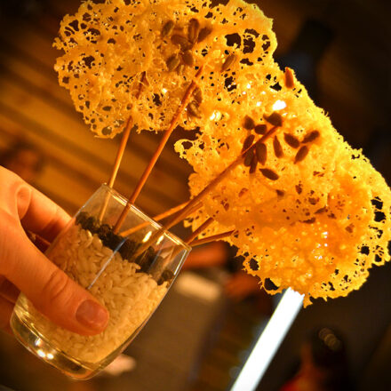 Piruletas crujientes de paremesano